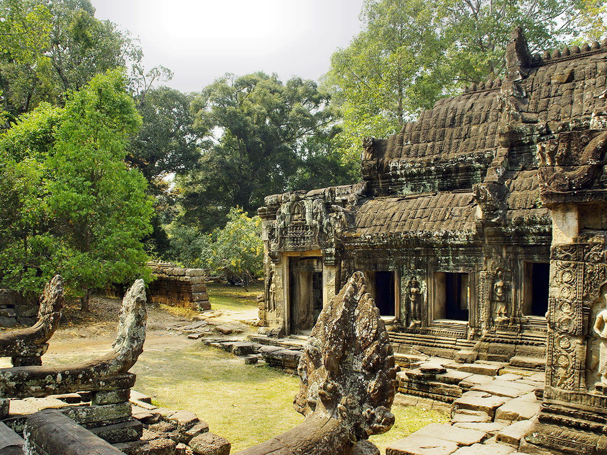 Day 03: Ta Prohm, Banteay Srei & Tonle Sap (B, L)